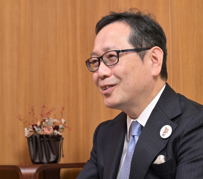 お話しする梅本学長