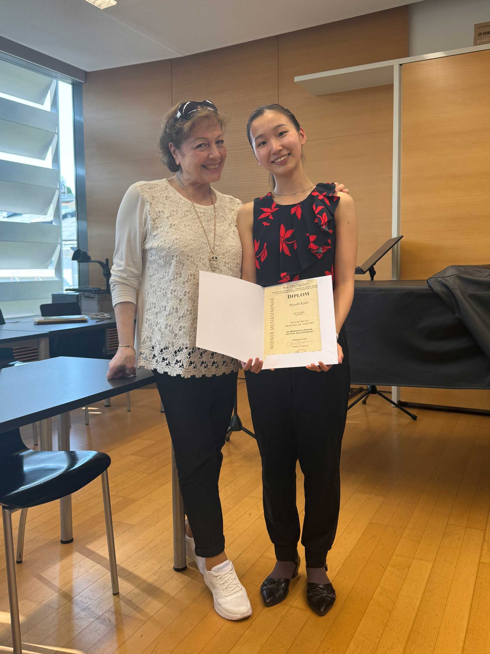 ゾナ・ガザリアン教授と